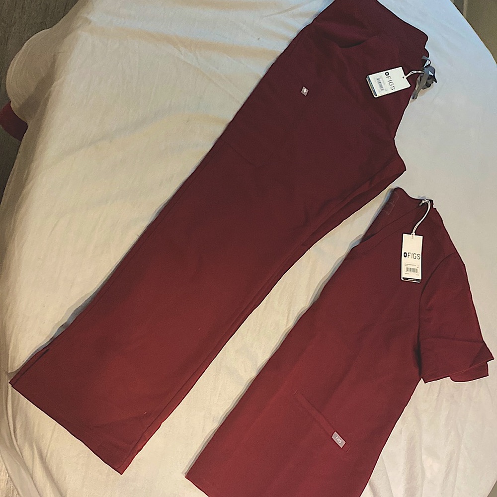 NWT. Cranberry Fig Top - large pant - Med